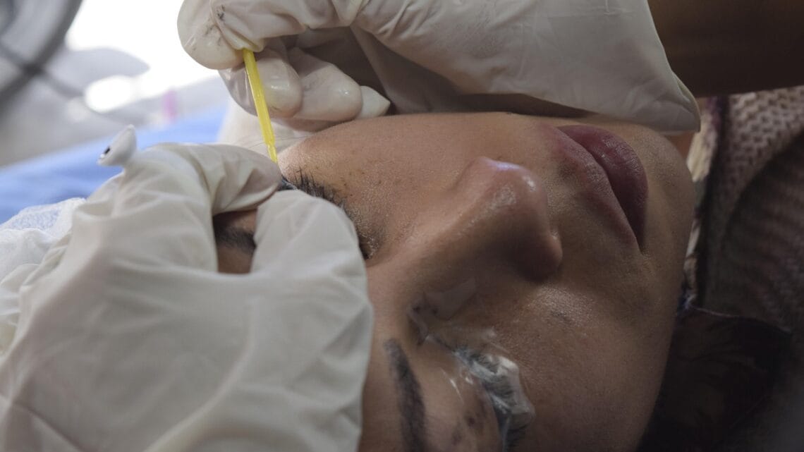 Les secrets du microblading : l’art de sublimer vos sourcils naturels 