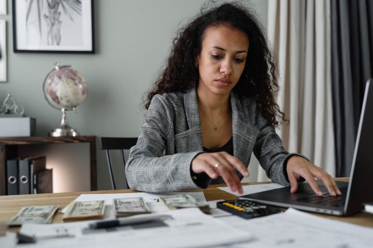 Complément de salaire : comment générer des revenus en louant vos outils ?