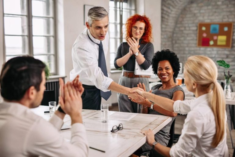 Vingt ans dans la même entreprise : pourquoi ce cap fait encore l'objet d'une médaille ?
