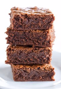 Un délicieux brownie triomphe toujours et est très simple à faire.